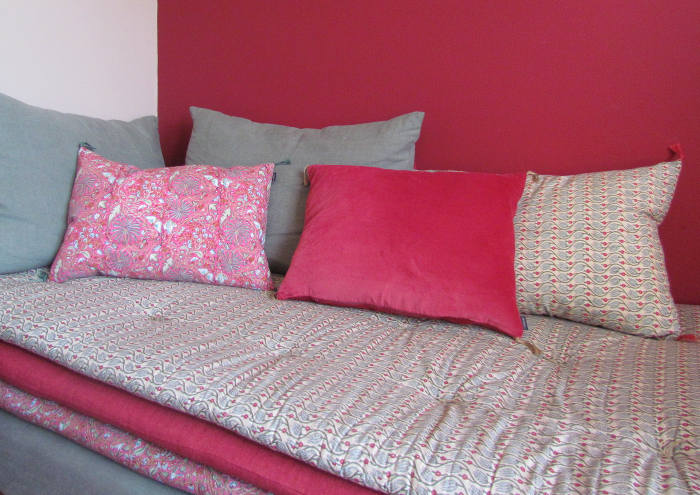 Pink and beige cushion to dress a corner sofa