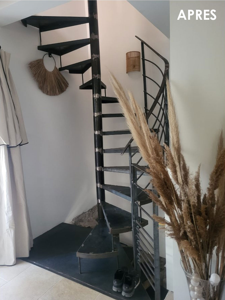nouvel escalier dans le living traversant trois niveaux