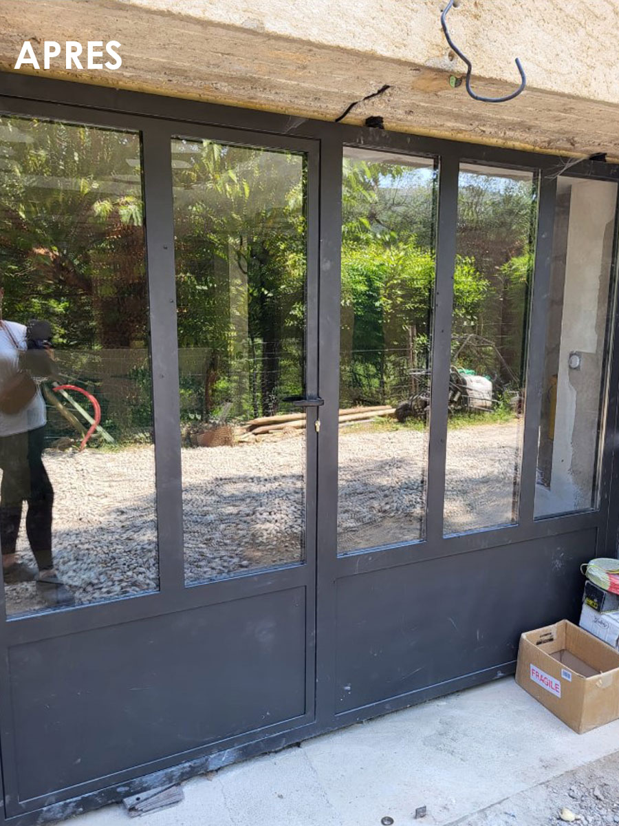 nouvelle porte d'accès par l'extérieur à la suite parentale, en métal et verre réalisée sur-mesure