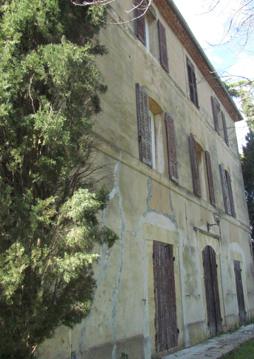 Aix Panier avec cuillers en bois, devant un carrelage bleu à pois blancs