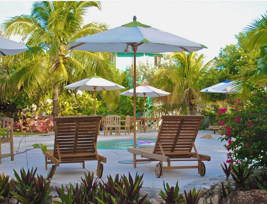 Chaises longues modélisée devant pergola