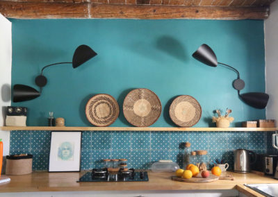 Kitchen with colour zoning on an emerald green wall