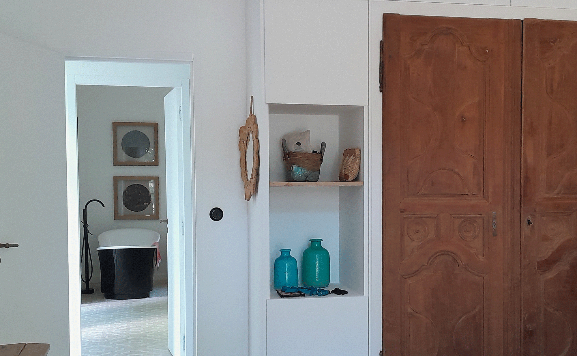 door in mottled pear wood to create a custom-made walk-in closet