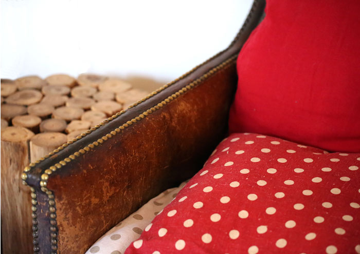 fauteuil-en-cuir fauteuil en cuir et coussin à pois
