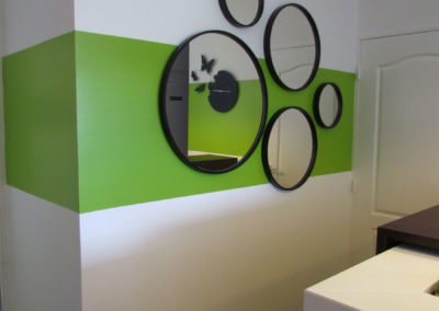 Round metal mirrors with green colour zoning