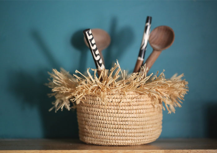 Panier en raphia avec cuillers en bois