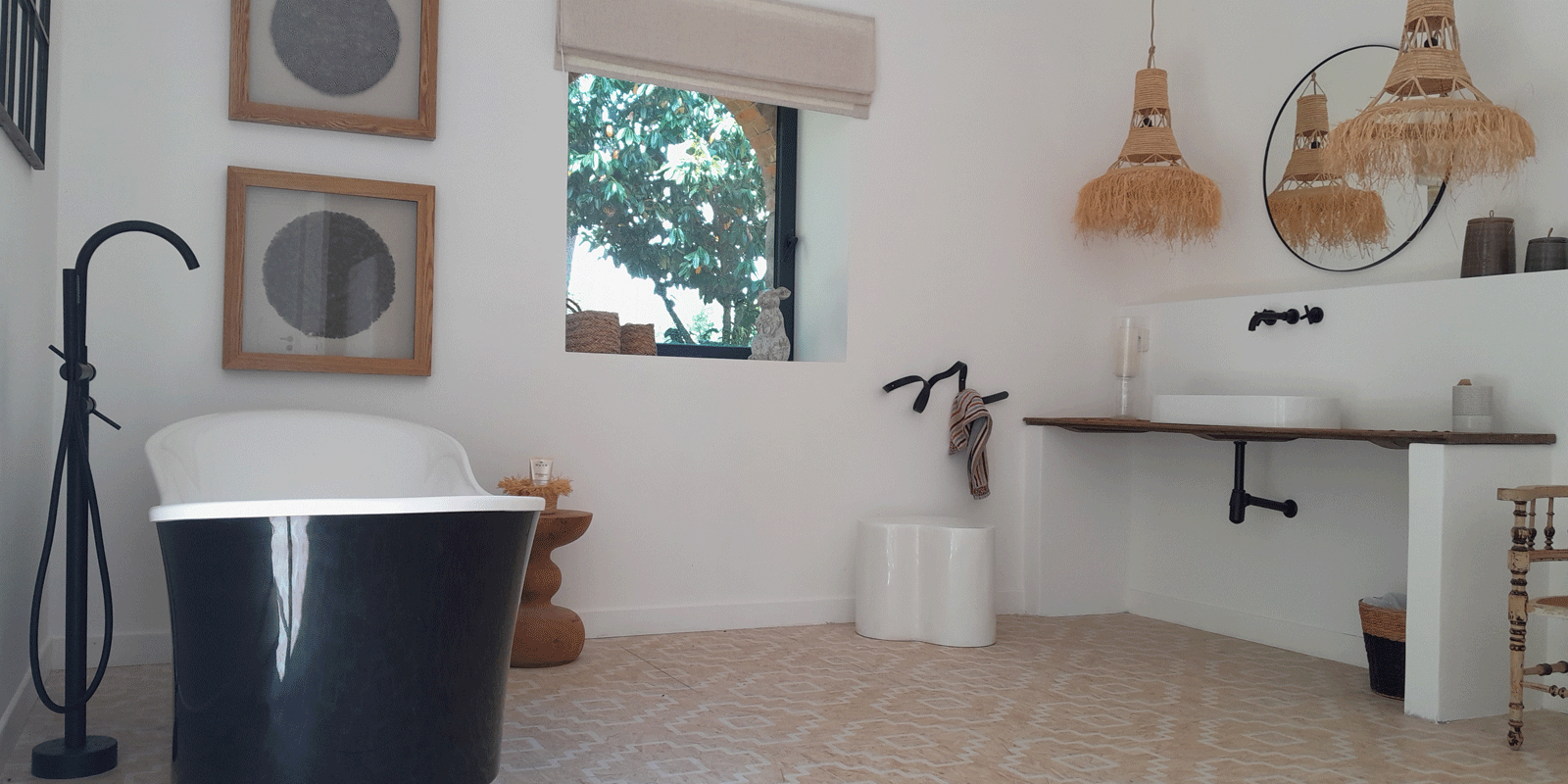 salle de bain composée d'un plan vasque crée avec un vieux volet de la maison