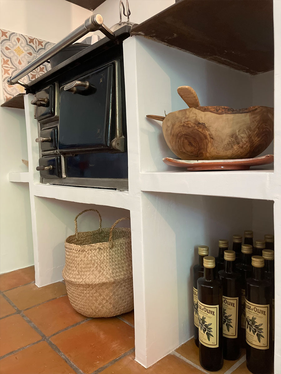 perfect integration of an old wood stove in a kitchen